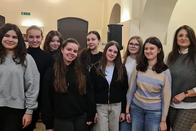 Sbormistryně Věra Hrdinková se svými zpěváky | Foto: Zdeňka Kuchyňová, Radio Prague International